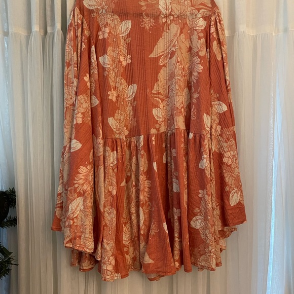 Free People Peachy Pink Romper Large. Bat wings. - Picture 8 of 9